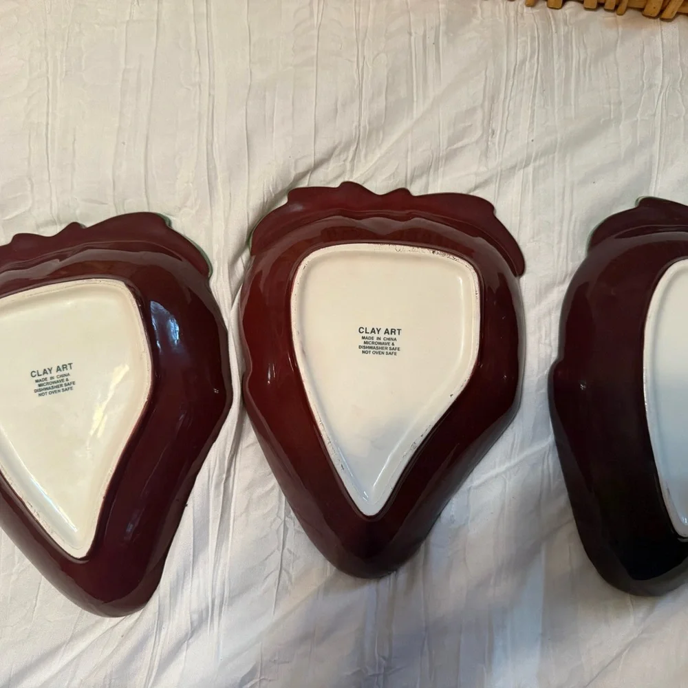 Strawberry Shaped Ceramic Plates - Picture 2 of 4